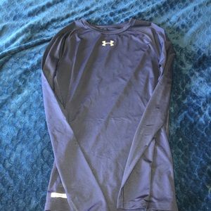 Very comfy under armor long sleeve sweat long sleeve!